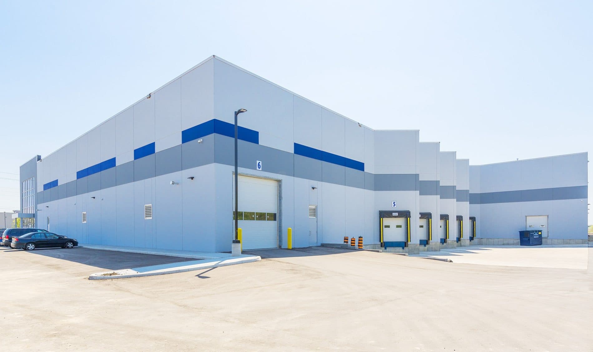 High-clearance warehouse construction with tilt-wall panels